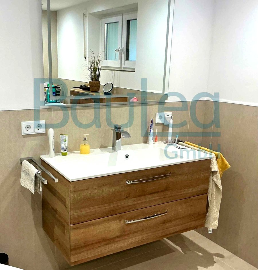 Badsanierung München – fertiges Badezimmer mit Waschtisch und Holzunterschrank, BauLea GmbH
