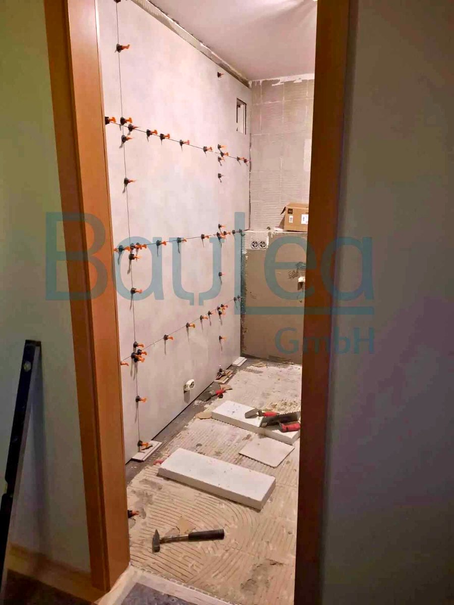 Fliesenverlegung München – Wandfliesen mit Nivelliersystem verlegen, BauLea GmbH