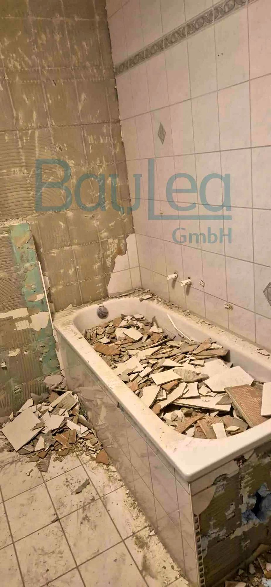 Kernsanierung München – Baustelle Abbruchphase Altfliesen entfernen, BauLea GmbH