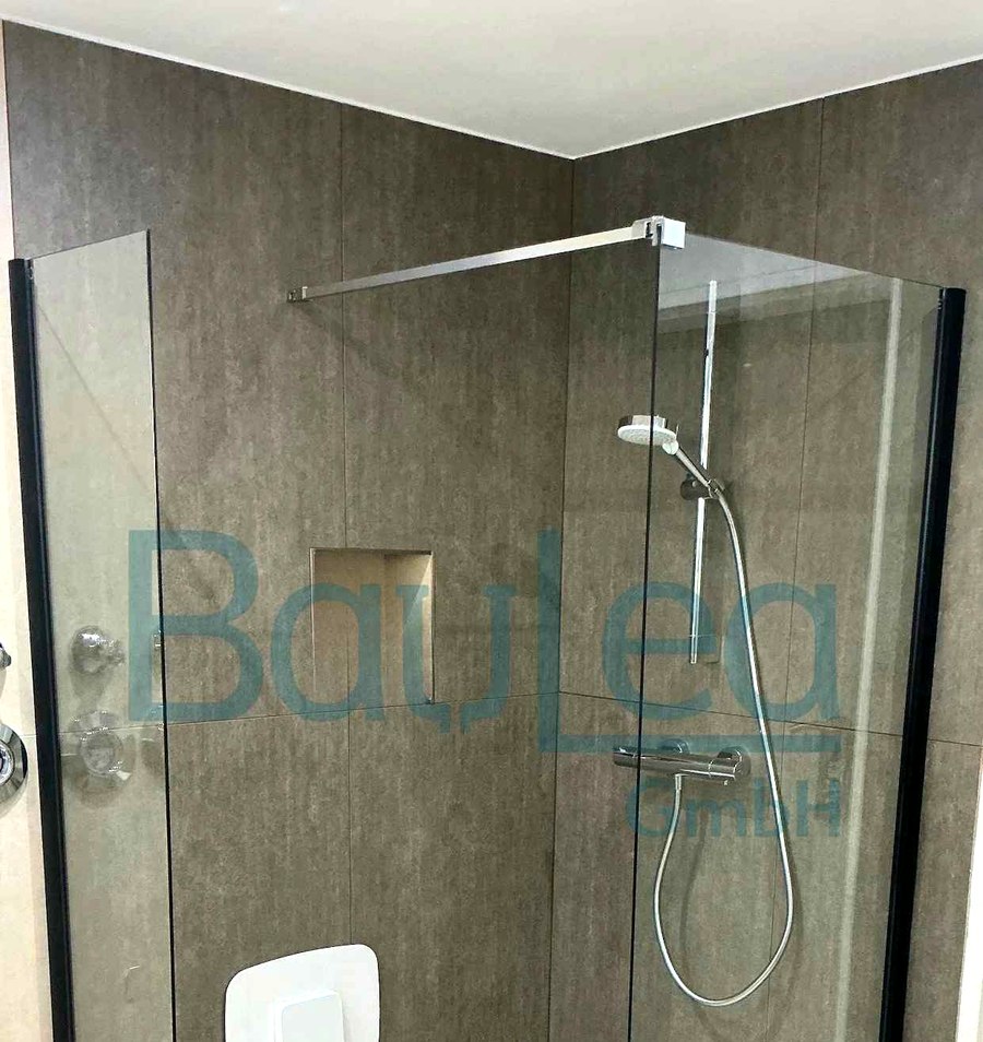 Barrierefreie Dusche mit Glasabtrennung – BauLea GmbH Badsanierung München